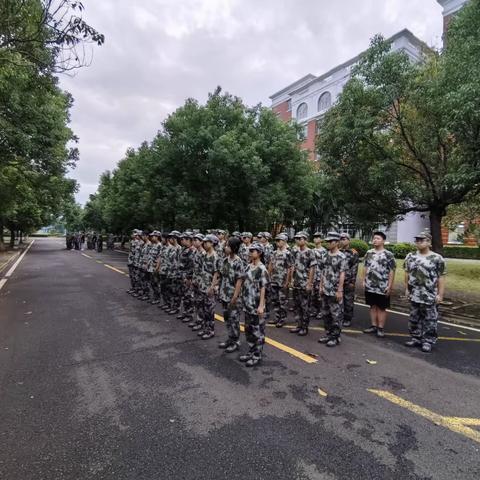 风雨兼程,再度起航——艺术设计1、2班军训风貌!