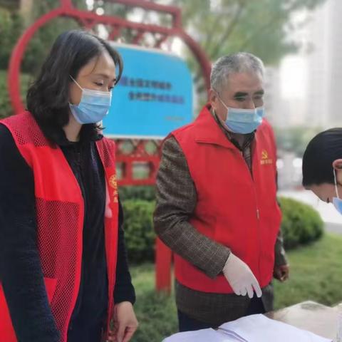 悦龙社区：志愿红，核酸采集工作中一抹靓丽的风景。