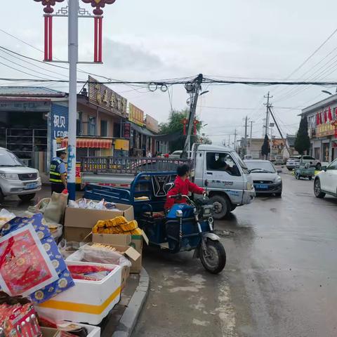 风雨无阻见真情，交通疏导显担当