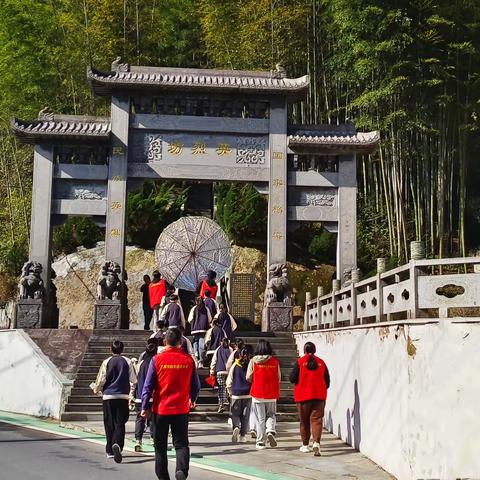 清明寄哀思，献花祭英烈——四合中学清明节活动