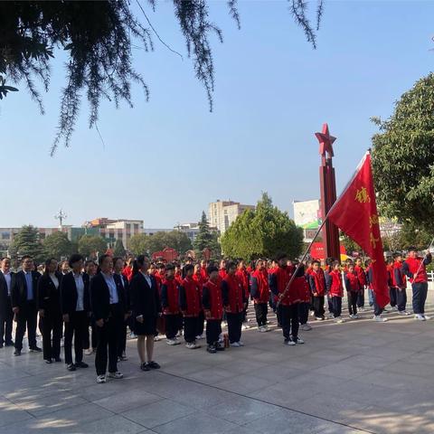 缅怀英烈筑忠魂，传承红色树新风——镇平七小清明节祭英烈研学活动