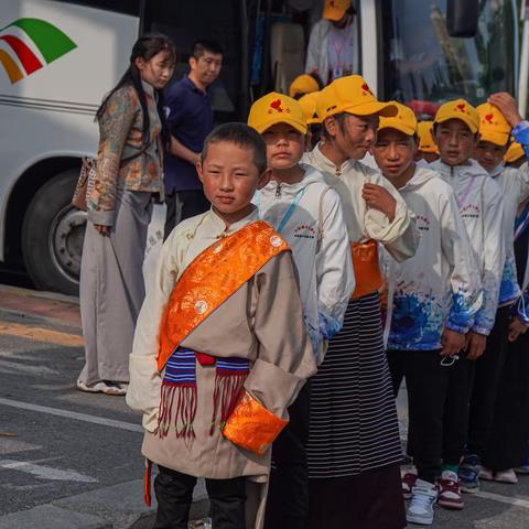 小石榴籽心连心，民族团结一家亲 ——西藏那曲巴青县青少年夏令营活动走进钢都小学