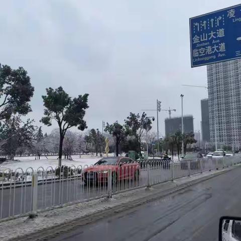 冰雪天气，城管人用勤劳的身影全力保障居民出行