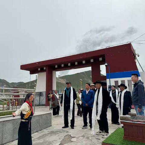 玉树市关心下一代委员会“五老”宣讲团赴隆宝镇中心寄校开展进学校教育宣讲活动