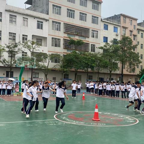 趣味游戏释放压力 阳光心态迎接挑战  ——寨圩中学开展高三年级学生趣味游园活动