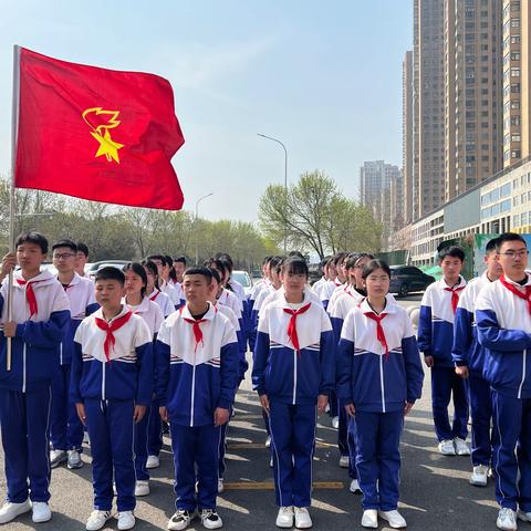 “继承先烈遗志，争做文明少年”——康驿一中清明节烈士陵园祭扫活动