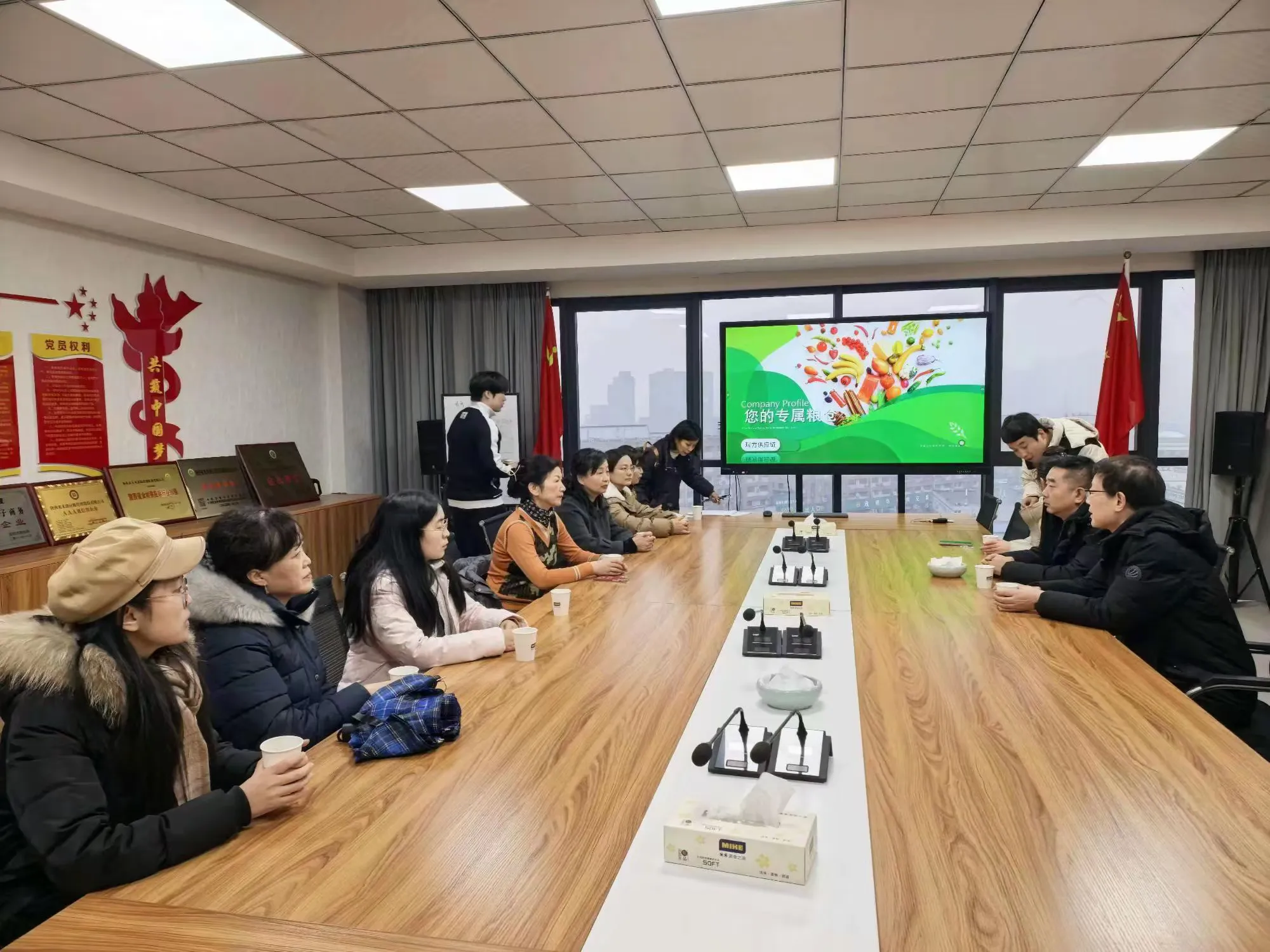 简篇-【园所动态】直击食材源头，共护幼儿膳食安全——西安航空学院幼儿园2025—2026学年第一学期家/伙委员会