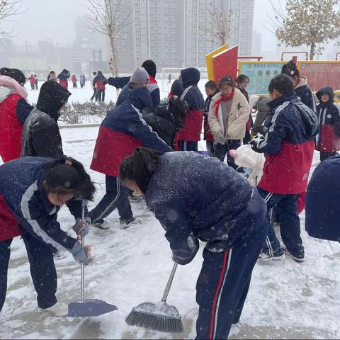 瑞雪纷纷覆大地 银装素裹尽欢颜——市八中教育集团十八中校区开展堆雪人实践创意大赛