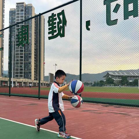 青春激昂，梦想飞扬——云浮市恒大学校篮球素质课