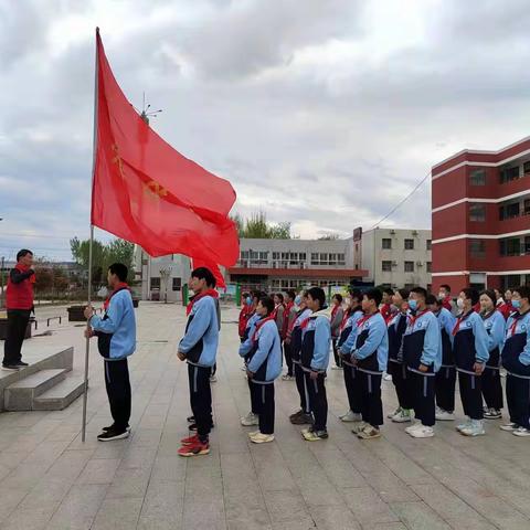 缅怀革命先烈，传承革命精神——新乡县翟坡中学开展清明扫墓缅怀先烈活动