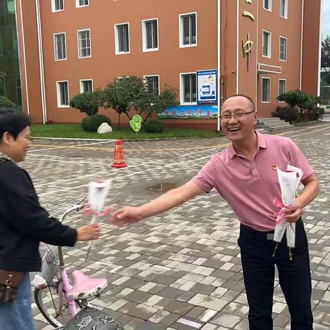 金秋细雨送温情，浓情花意润心田