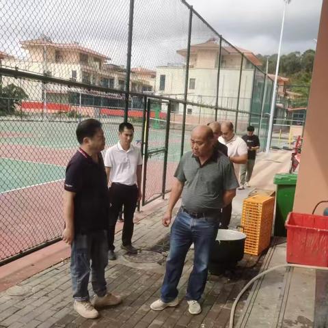 湾坡村联合包点单位开展“爱国卫生运动”大扫除活动