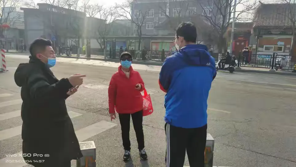 简篇-驻京流动党委两会维稳,亚奥流动党委积极响应旗帜飘扬大栅栏
