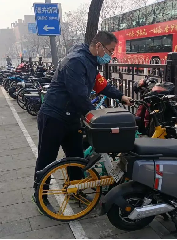 简篇-驻京流动党委两会维稳,亚奥流动党委积极响应旗帜飘扬大栅栏