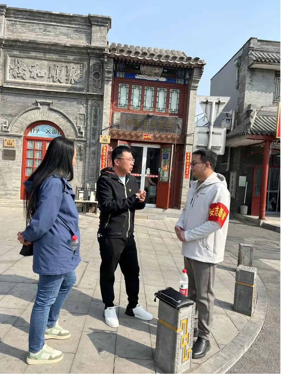 简篇-驻京流动党委两会维稳,亚奥流动党委积极响应旗帜飘扬大栅栏