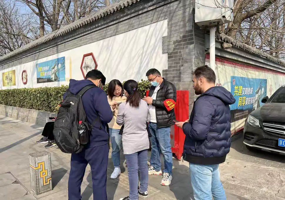 简篇-驻京流动党委两会维稳,亚奥流动党委积极响应旗帜飘扬大栅栏