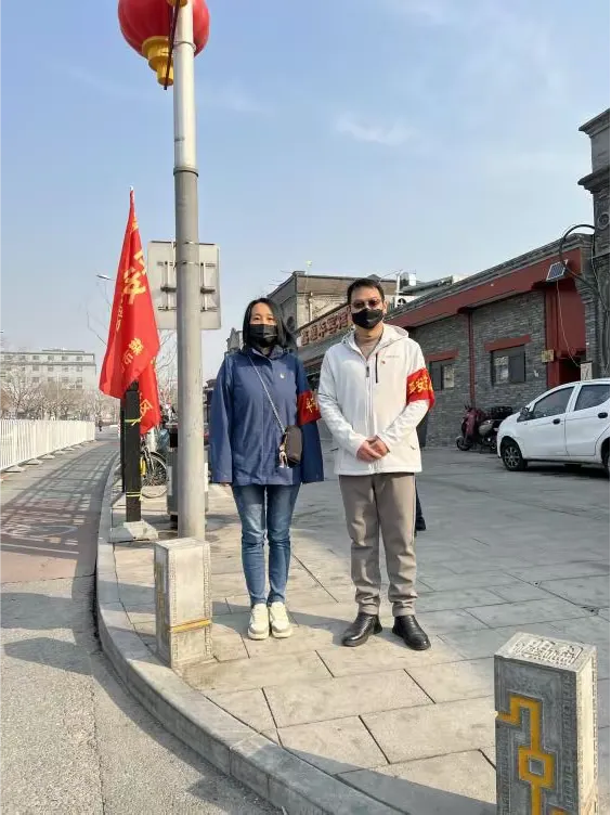 简篇-驻京流动党委两会维稳,亚奥流动党委积极响应旗帜飘扬大栅栏