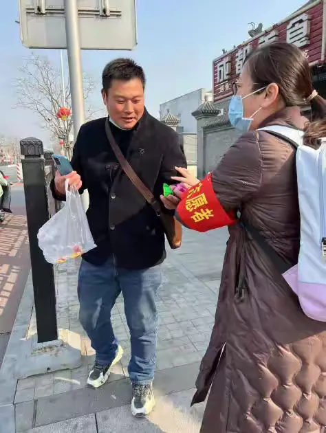 简篇-驻京流动党委两会维稳,亚奥流动党委积极响应旗帜飘扬大栅栏