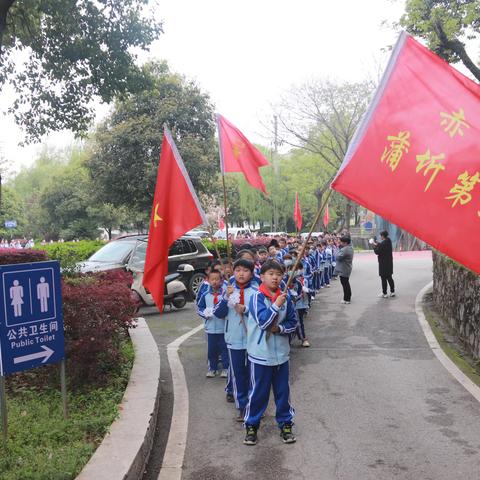 缅怀先烈 秉承遗志——蒲圻三小少先队员进行清明祭扫活动