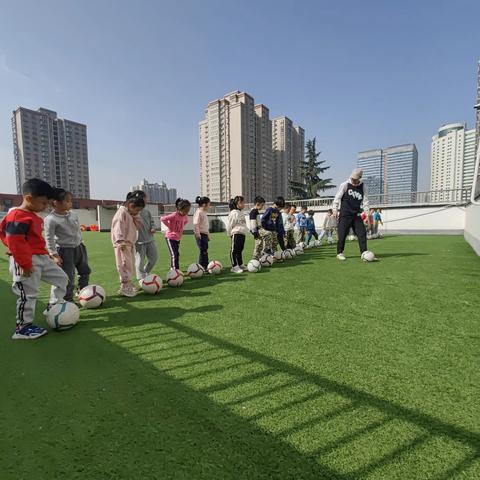 春天到，省军区机关幼儿园里来了孩子们喜欢的男老师