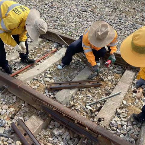 线路大修二车间段管线工队 4月份每月一练、每周一学