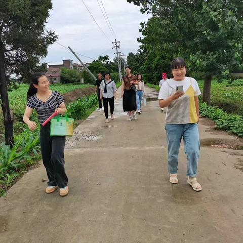 冒雨家访路  浓浓爱生情——付楼小学冒雨开展暑期大走访活动