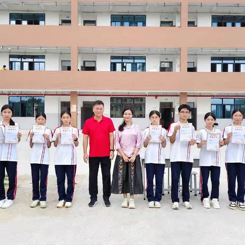 丹青绣韵绽放杨中风采——杨柑中学举行美术作品收藏证书颁发仪式