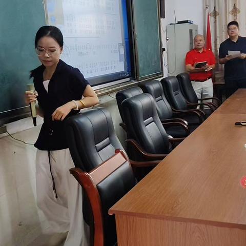 用歌声传递教育情怀——杨柑中学教师学唱《最暖的阳光——遂溪教育之歌》