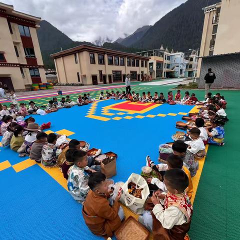 波密县第二幼儿园大班年段2024年民族团结月系列活动之 ﻿“着民族服饰 享民族美食” 主题活动