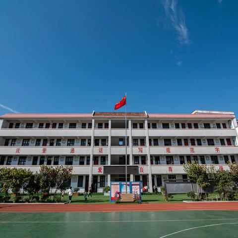 引法治入校，  筑安全高墙--泼陂河镇完全小学举办法治报告会