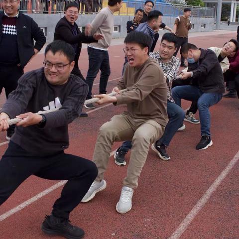 邳州中专举行教职工拔河比赛