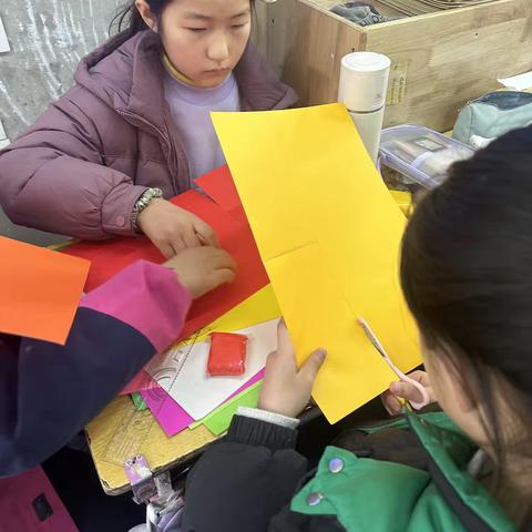 双减添彩课余生活：实验小学四三班手工鞭炮挂件社团活动纪实