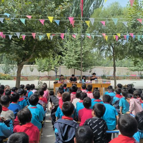霍什拉甫乡加依巴格小学举行开学典礼暨优秀师生表彰大会