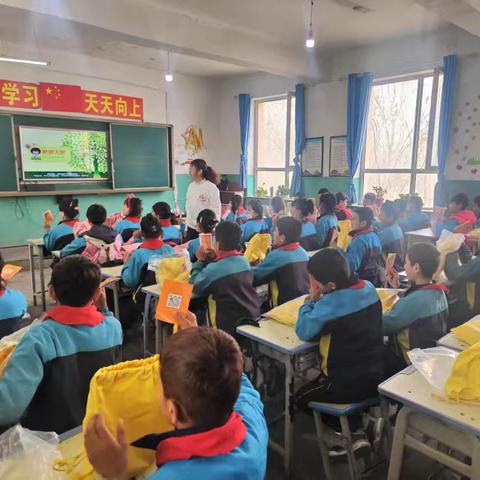 自治区检察院携手北京众一公益基金会为我校学生开展公益讲座