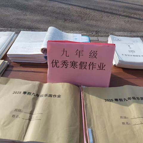 抓常规促提升——鲍沟中学开展优秀寒假作业展评活动