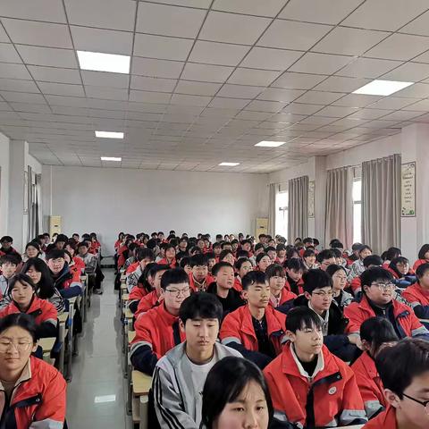 拼在八年级 赢在九年级——鲍沟中学召开八年级学生专题会议