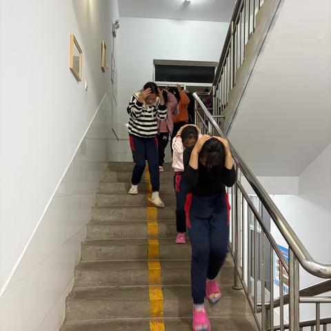 筑牢安全防线 守护生命通道  ——陇县东风镇中心小学住宿生疏散演练纪实