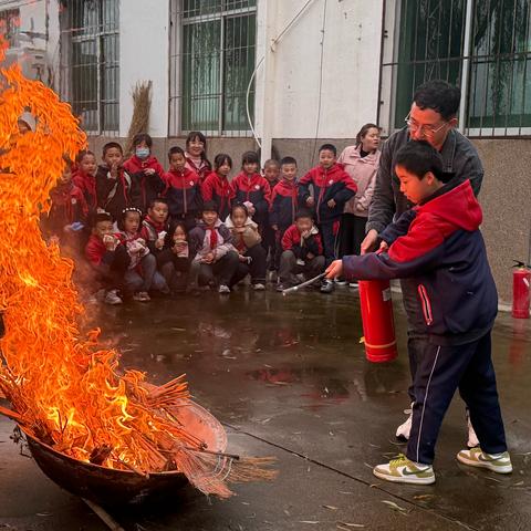 以演筑防 安全“童”行 ‍——陇县东风镇中心小学消防安全疏散演练