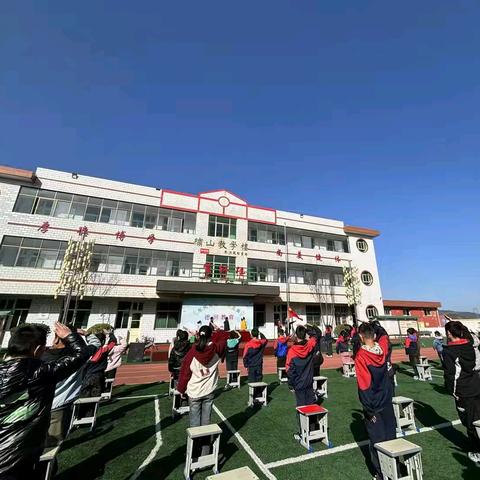 表彰先进树榜样 砥砺前行创佳绩 ——陇县东风镇中心小学2025-2026学年第一学期期中表彰大会