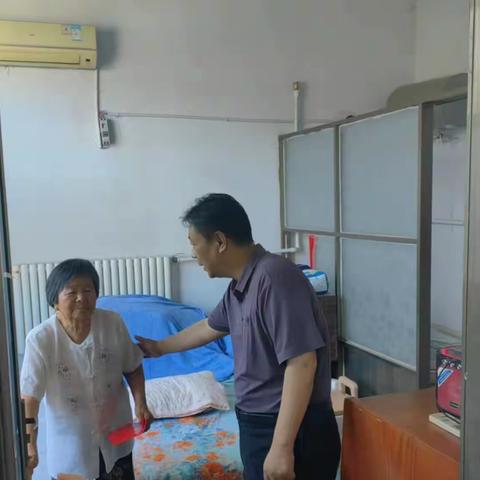 巨野县大谢集镇党委书记韩景银同志走访慰问老党员