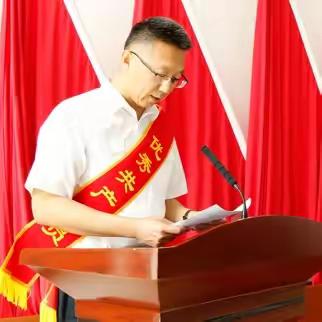 做奋勇争先的追光者