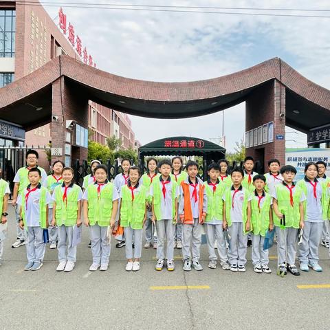 校园值勤展风采 志愿服务我先行