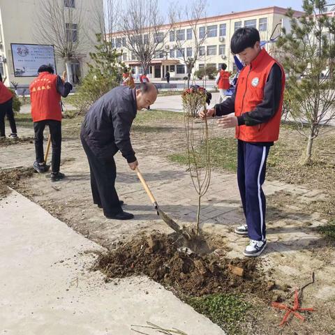 刘楼镇中学举行校园植树活动