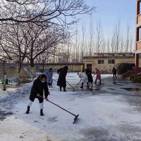 清除校园冰雪，守护学生安全——陈集镇朱集小学全体教师校园除冰雪