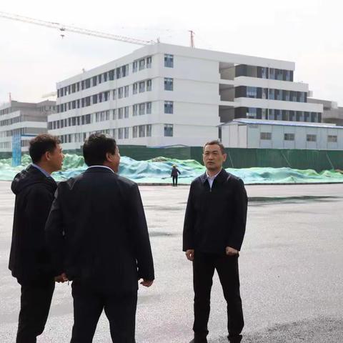 关爱学生幸福成长｜县委书记闫龙虎深入新高中查看仪器装备配备情况