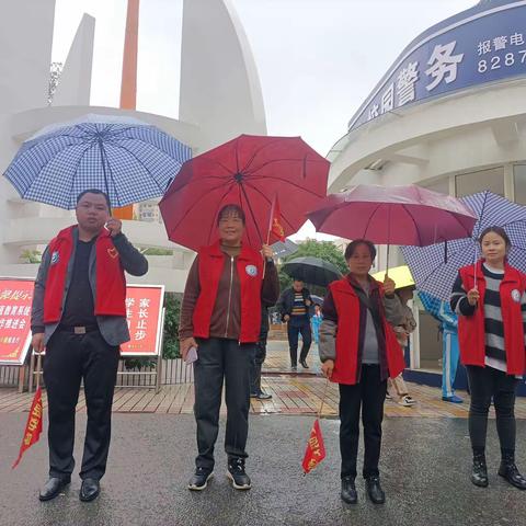 文明劝导 用爱护航—娄底市第一小学2208班开展文明劝导家长志愿者服务活动