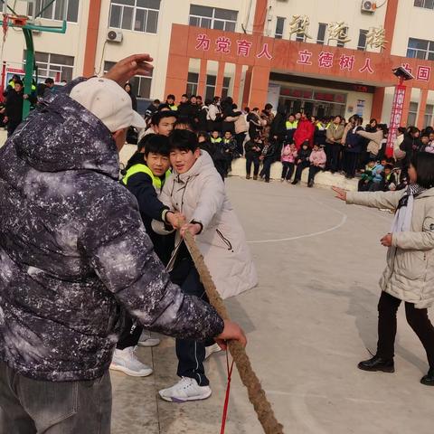 高庄镇初级中学迎元旦拔河比赛