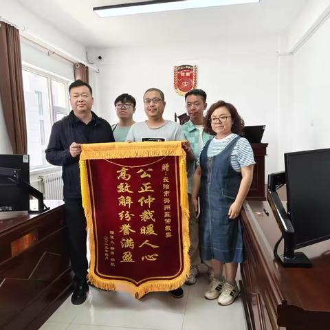 秉公仲裁护权益 执法为民显担当——工伤遗属赠锦旗致谢 彰显劳动仲裁公信力