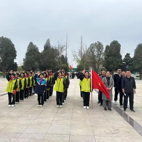 缅怀英烈祭忠魂，抚今追昔思奋进——滨河中学师生远足祭扫定陶区革命烈士陵园