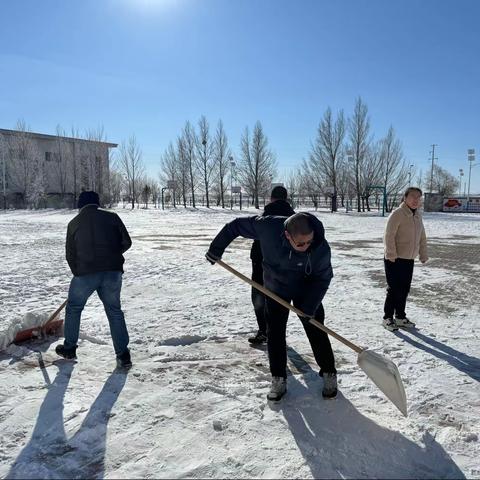 【党建引领+主题教育】达茂联合旗石宝小学开展清扫积雪活动